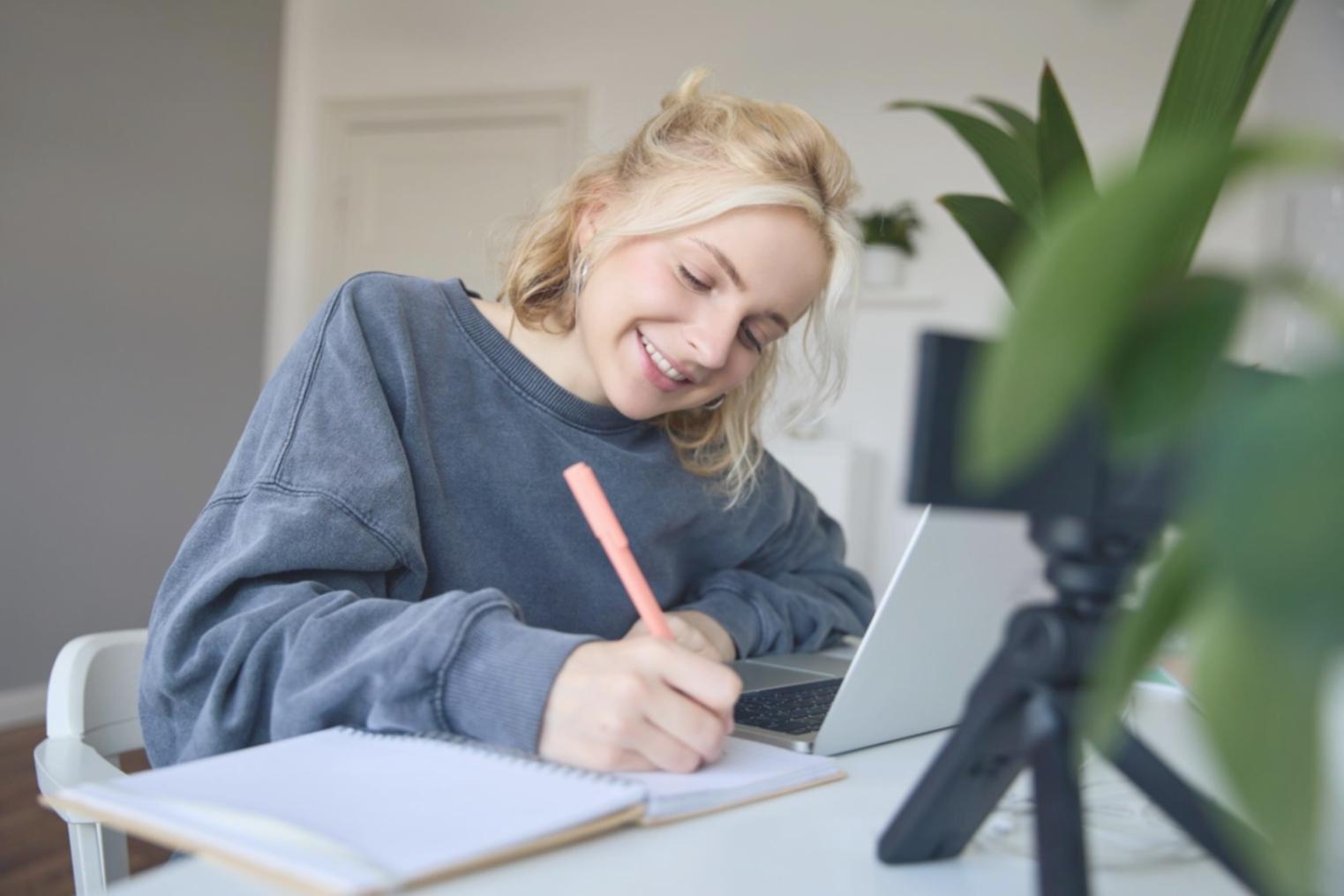 Momento di concentrazione durante una sessione di design sopracciglia, dove precisione e creatività si incontrano