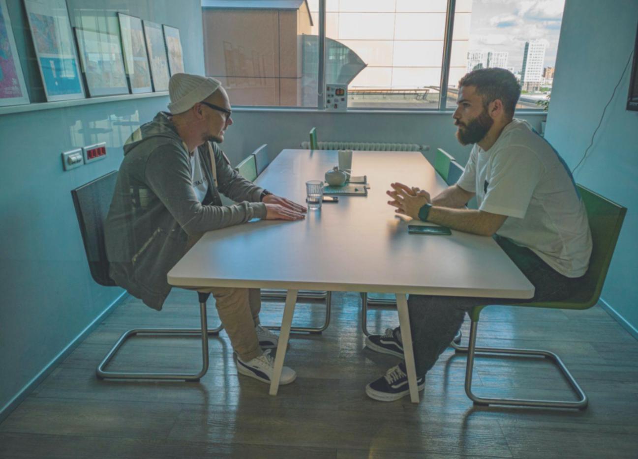 Tecnica di microblading in azione durante workshop pratico